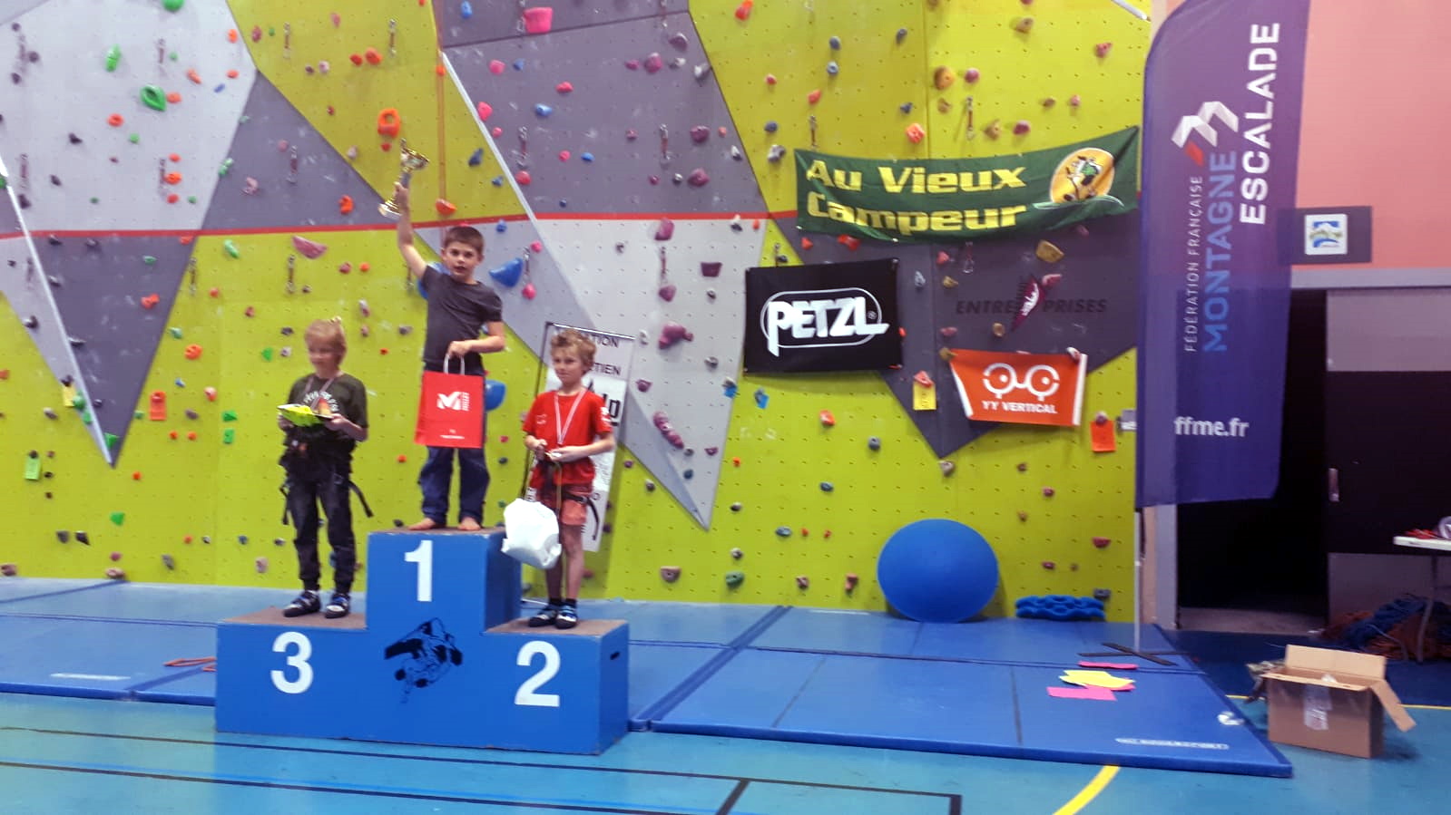 podium U10 G